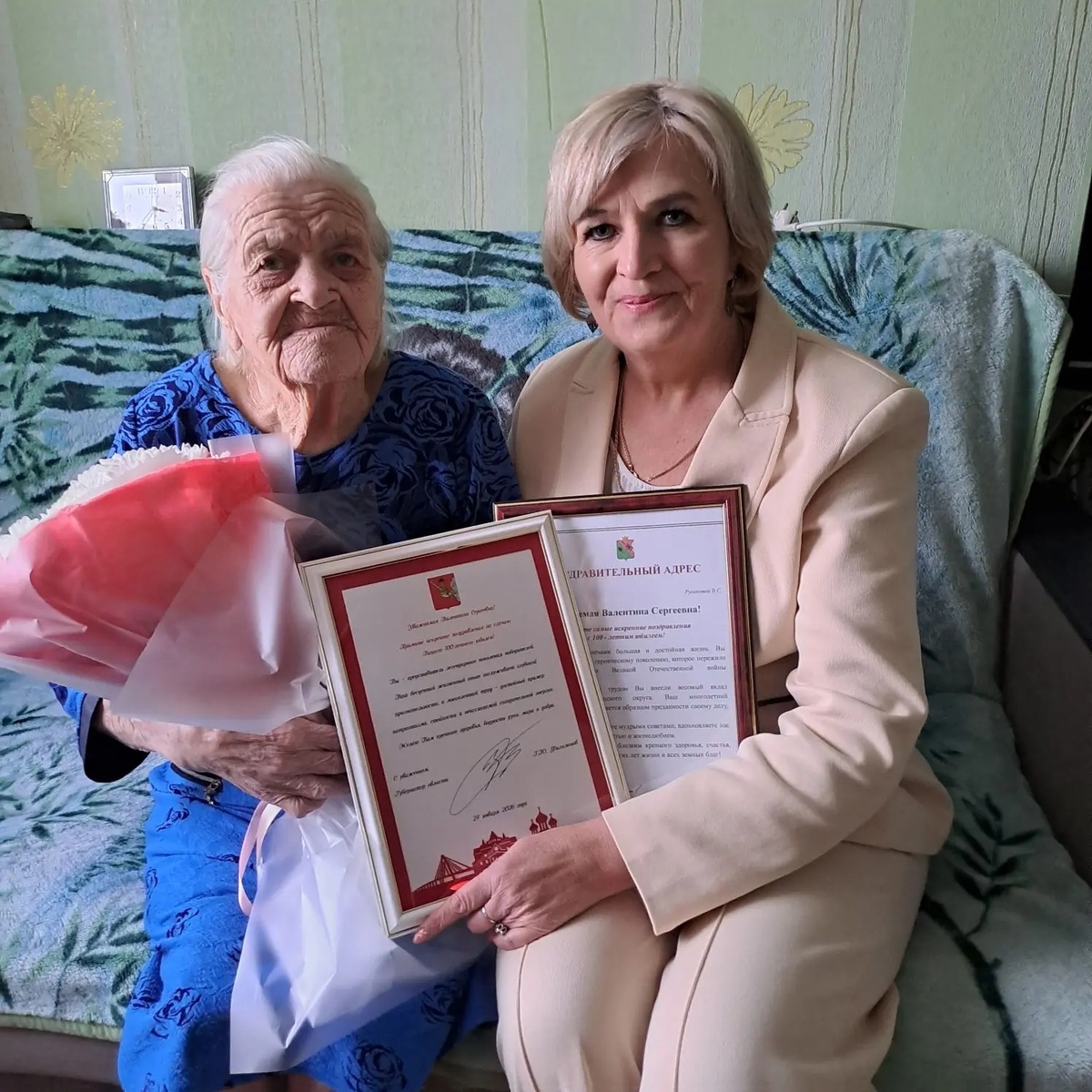 Век прожить — не поле перейти: начальник Спасского ТУ Наталья Фокина передала Валентине
Русановой поздравления от первых лиц страны, области и округа. Фото: Газета Вологодского округа "Маяк"