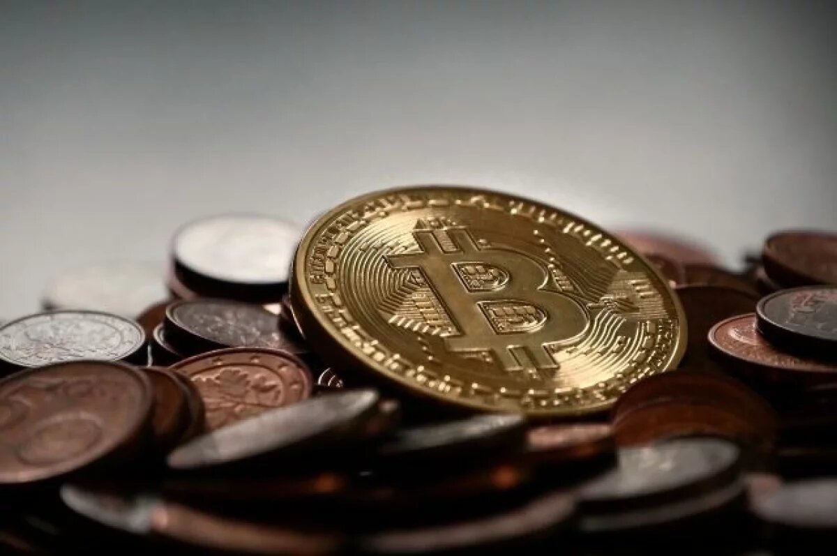   Стоимость биткоина опускалась ниже $65 тысяч впервые с 2024 года
