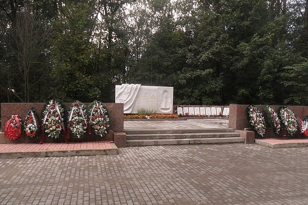 Мемориал жертвам катастрофы Ту-104 на Серафимовском кладбище. Фото: SerSem / Wikimedia Commons