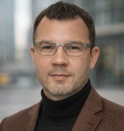    — Мое личное мнение — нет, эти проекты нельзя назвать рискованными. Это связано с тем, что они уже обеспечены проектным финансированием банков, которые их согласовали, под них кредитная линия уже выделена. Тот льготный кредит, который они хотят взять, скорее всего, нужен для пополнения оборотных средств, а также в связи с рисками потребительского терроризма в части неустоек. Потому что «Самолет», к сожалению, нарушает строки сдачи домов, — сообщил руководитель АН «Квартет» Рустем Сафин.