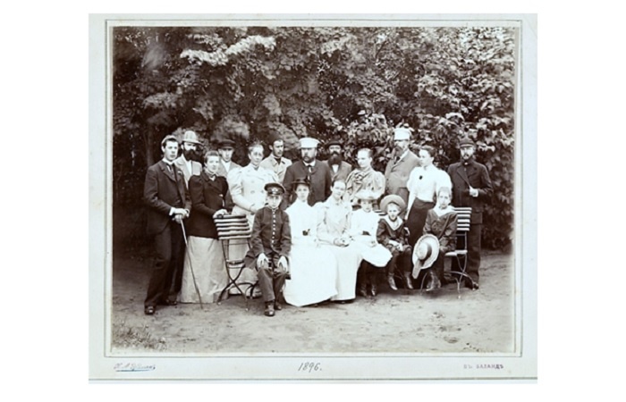 Групповой портрет семьи и гостей графа Сергея Дмитровича Шереметева в Баланде.Дата съемки: 1896 год. Автор Н.А. Эрдман. / Фото: russiainphoto.ru