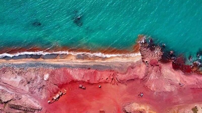 Красный пляж острова Хормоз (Ормуз) на юге Ирана