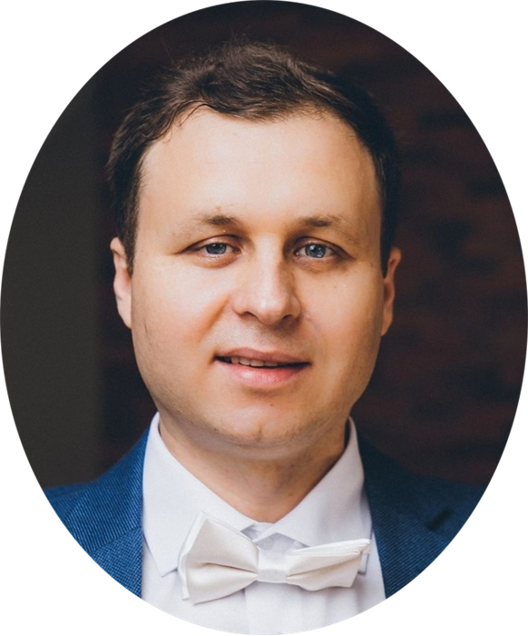 «В прошлом году Александра вышла замуж, после чего супруг Артем отправился в зону СВО, защищать интересы Родины, а молодая жена начала обустраивать в Ульяновске семейное гнездышко, - пояснил Вадим Курганов. – На заработанный мужем на линии фронта миллион рублей Саша решила приобрести в их совместную с Артемом квартиру новую гостиную. Нашла в интернете, на сайте одного из ИП, подходящий вариант мебели, созвонилась с предпринимательницей, та попросила перечислить предоплату – 855 000 рублей. Через несколько дней бизнесвумен приехала к Александре домой, заявила, что запрошенный в качестве аванса денежный перевод она получила, но для изготовления мебели требуется еще 113 000 рублей. Получив от заказчика эту сумму наличными, предпринимательница пообещала в течение недели предоставить Александре на согласование эскиз работы, а затем, в течение месяца - изготовить и доставить мебель».