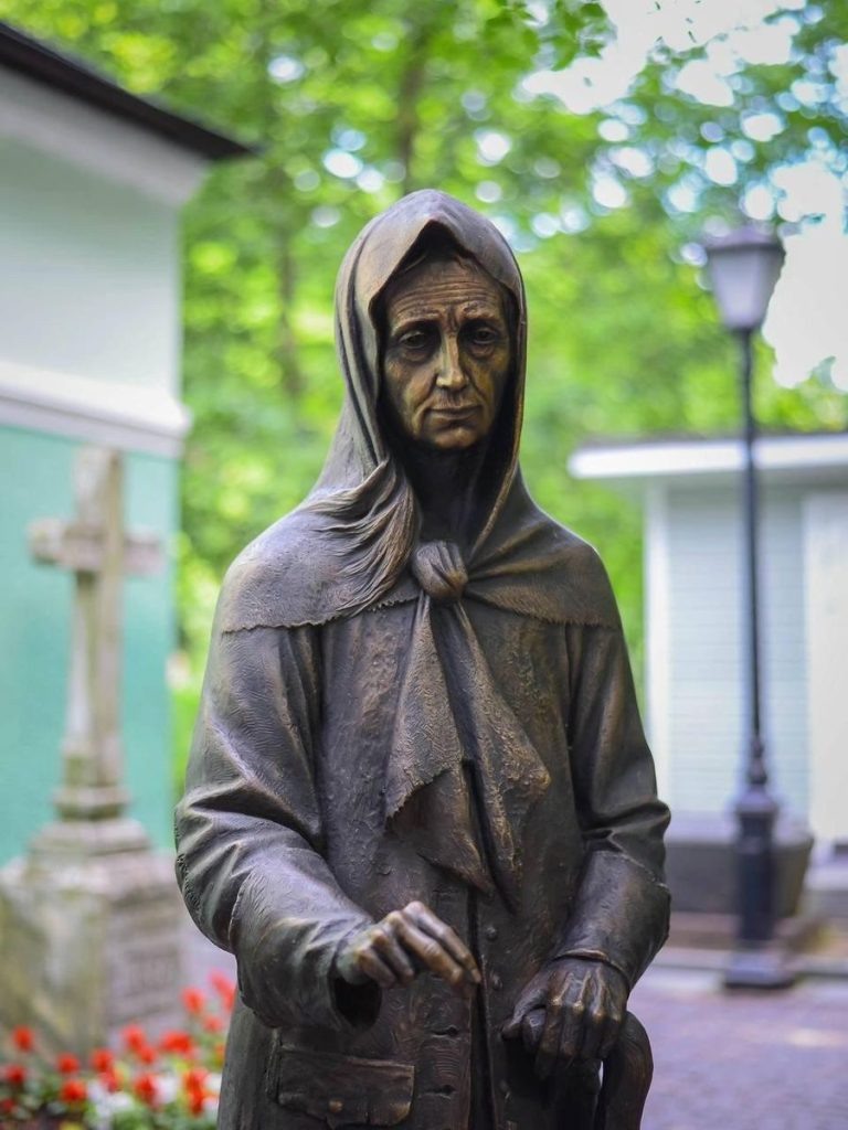 Памятник блаженной Ксении на Смоленском кладбище Санкт-Петербурга
