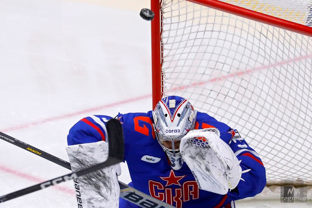    Вратарь команды СКА Александр Самонов пропускает шайбу / Источник: Дарья Драй © ИА REGNUM