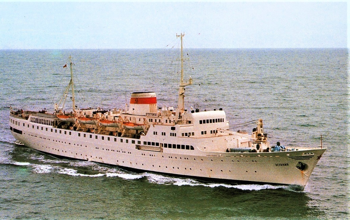 1. Судна типа "Михаил Калинин". За первой шлюпкой видна дверь у которой находится знаменитая площадка