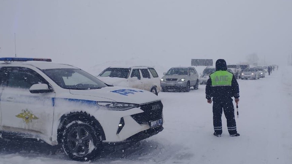 На трассах Сахалина 6 февраля продолжают действовать ограничения из-за метели