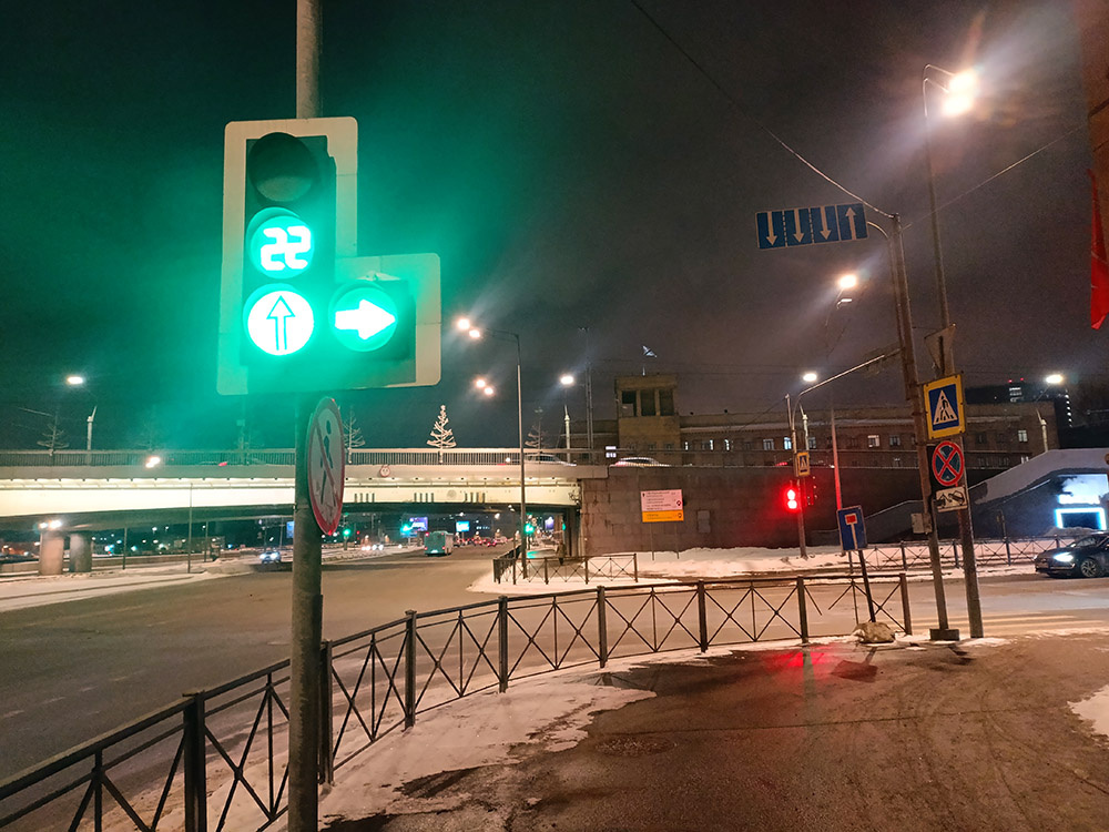 Обратите внимание на светофоры. Пешеходы должны стоять, чтобы у автолюбителей никто не путался под колёсами, когда они хотят повернуть направо.