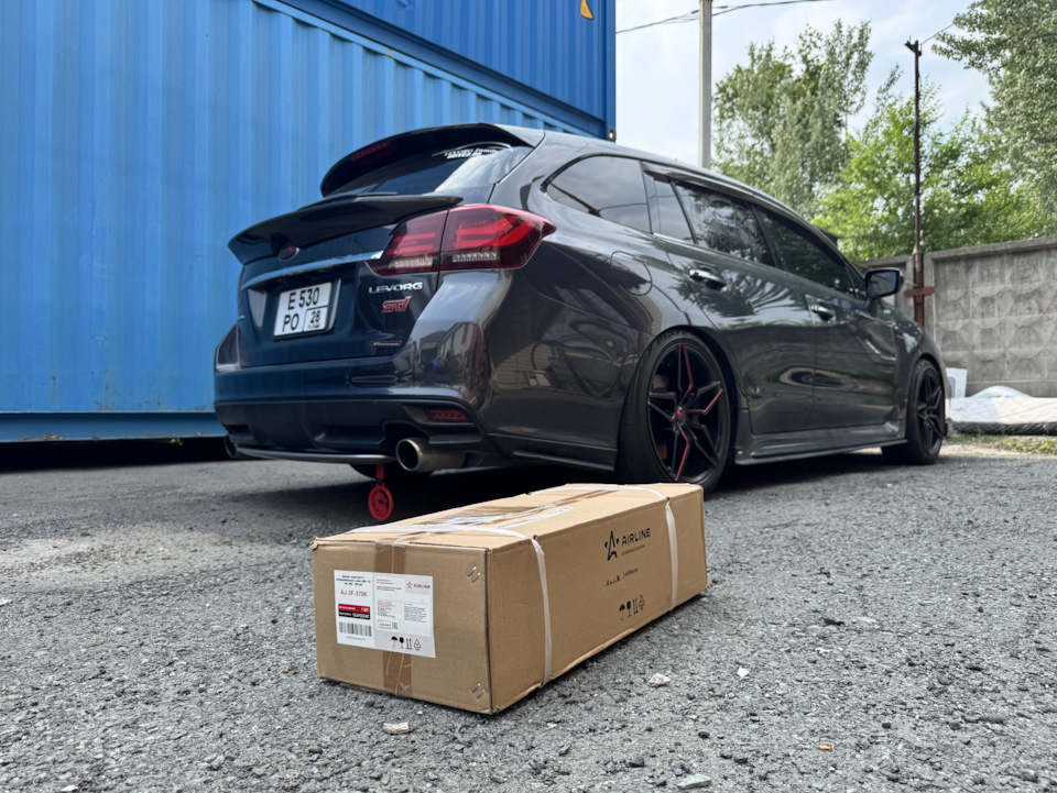 Приходит вот в такой коробке с информативной наклейкой