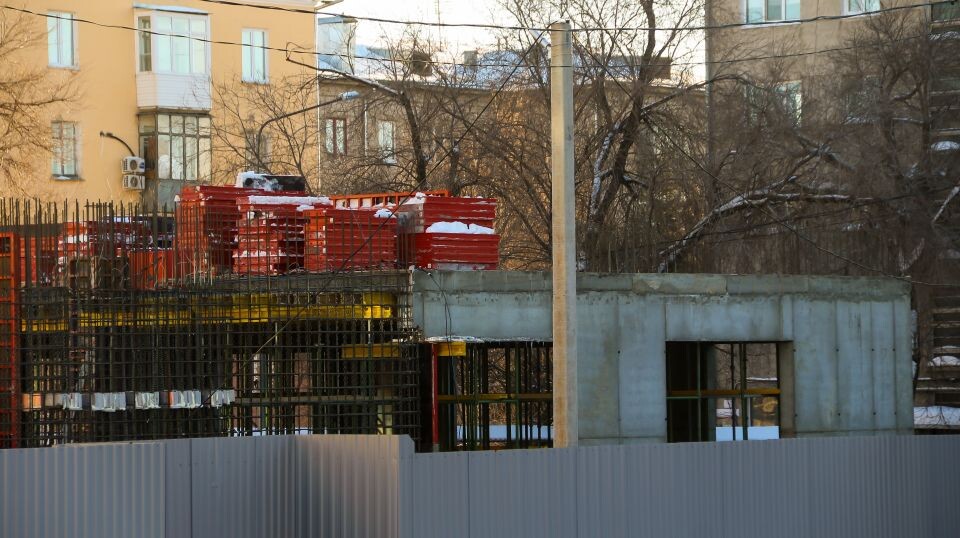    Строительная площадка здания нового ЦУМа на пр. Ленина, 55. Февраль 2026 года. Источник: Виталий Барабаш/"Толк"