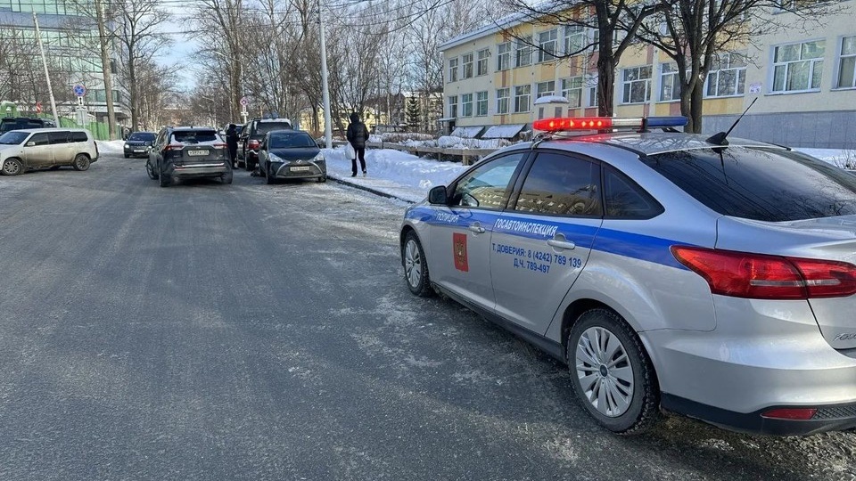 Жителей Южно-Сахалинска попросили переставить машины на перехватывающие парковки