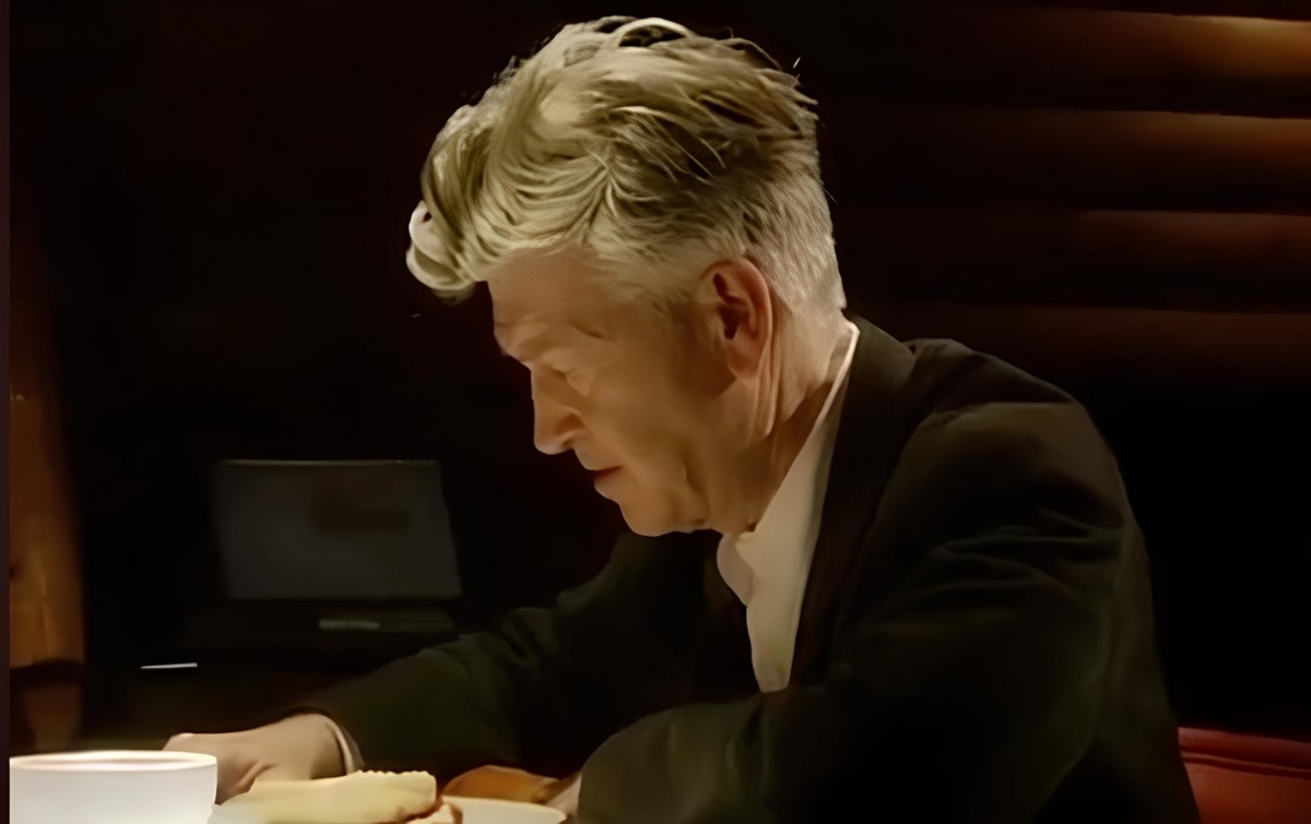 Дэвид Линч смотрит на вишнёвый пирог