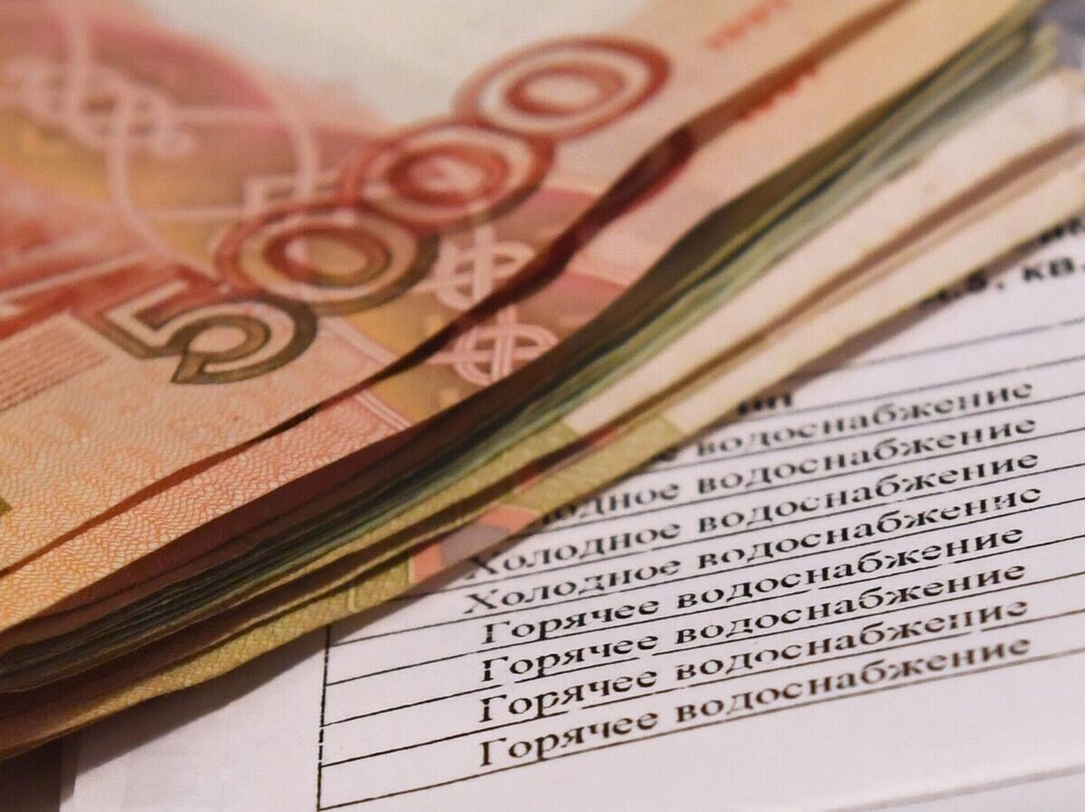    Денежные купюры и квитанция за оплату коммунальных услуг | © РИА Новости / Кирилл Каллиников