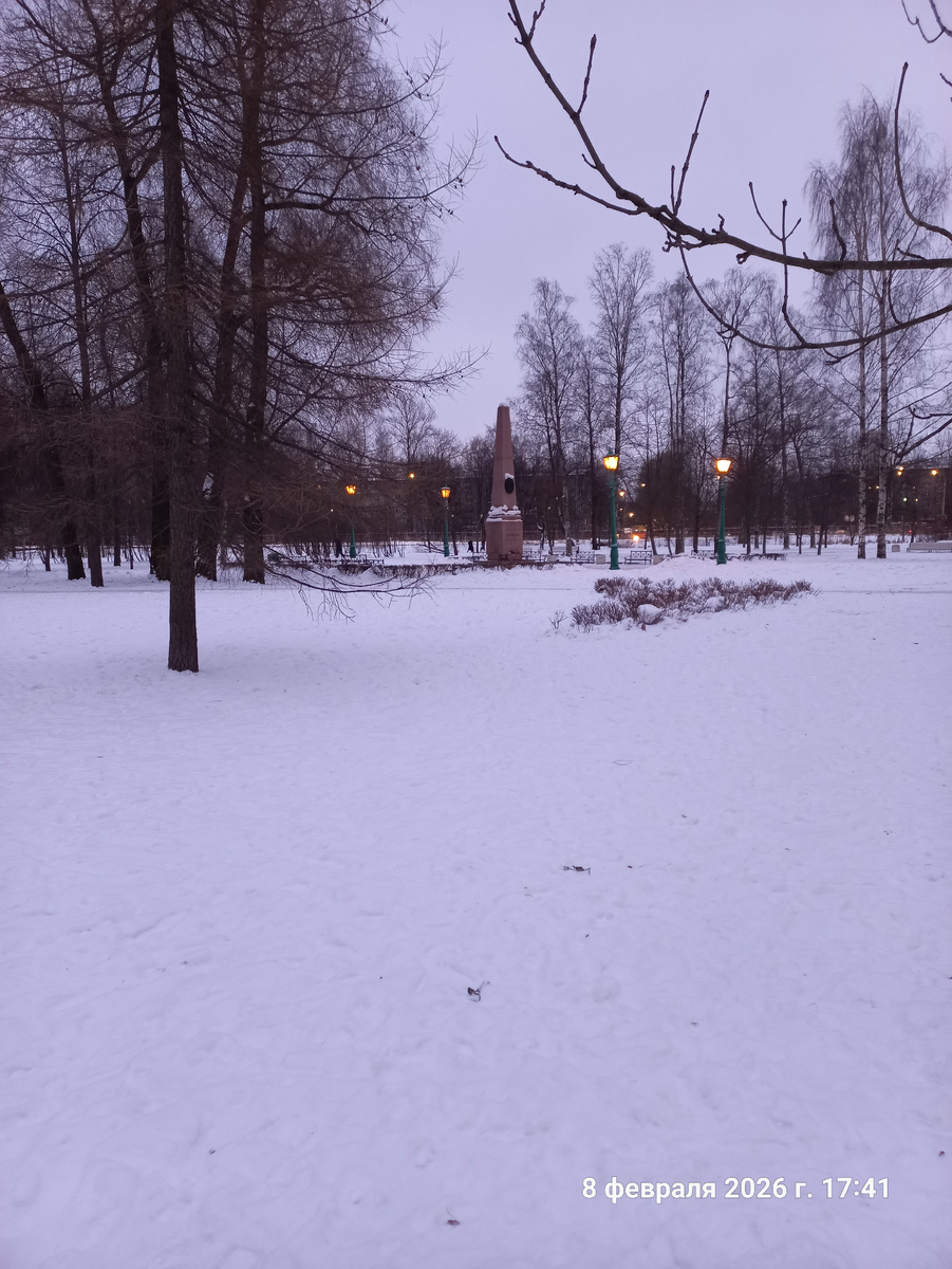 Сегодня, 8 февраля 2026 года. Еще светло, но в 17:40 включают фонари, поэтому кажется, что немного темнеет, но на самом деле темнеть начинает уже после 18 часов