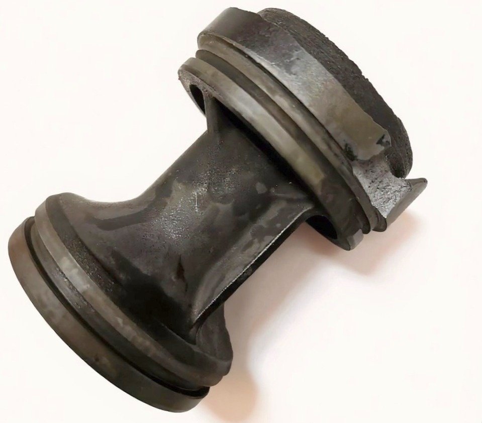 Та самая обойма гребного вала, о которой идёт речь в статье по ссылке выше. Сложно не вздрогнуть, увидев это.