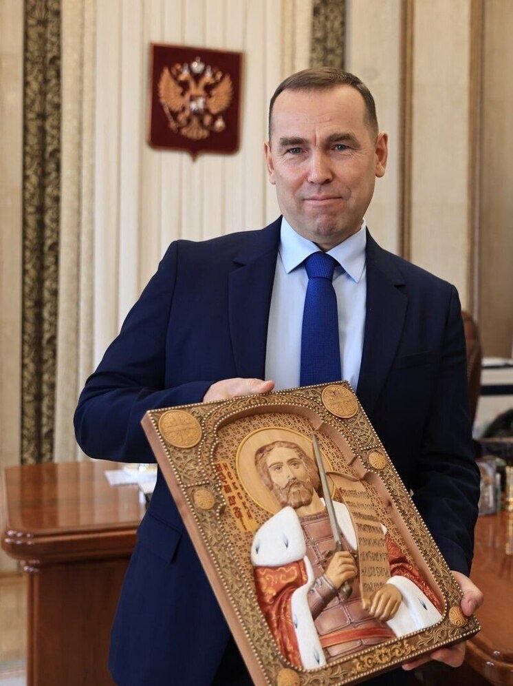     Вадим Шумков с иконой из Краснодона. Фото: телеграм-канал https://t.me/silavpravdevshumkov