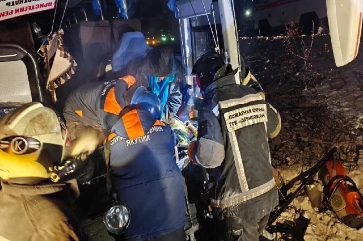    В Якутии спасли водителя автобус которого столкнулся с большегрузом