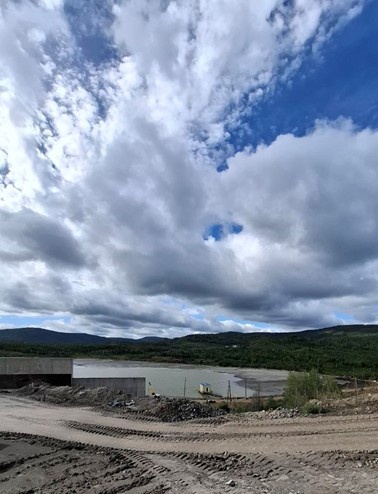 Вид на хвостохранилище горно-перерабатывающего предприятия на Верхне-Алиинском золоторудном месторождении (Фото: АО «Иргиредмет»)