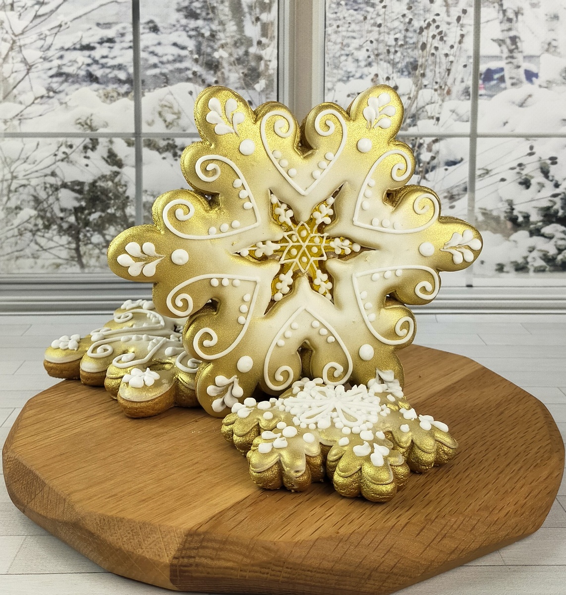 в галерее видно, как меняется леденцовое окошко при разном освещении