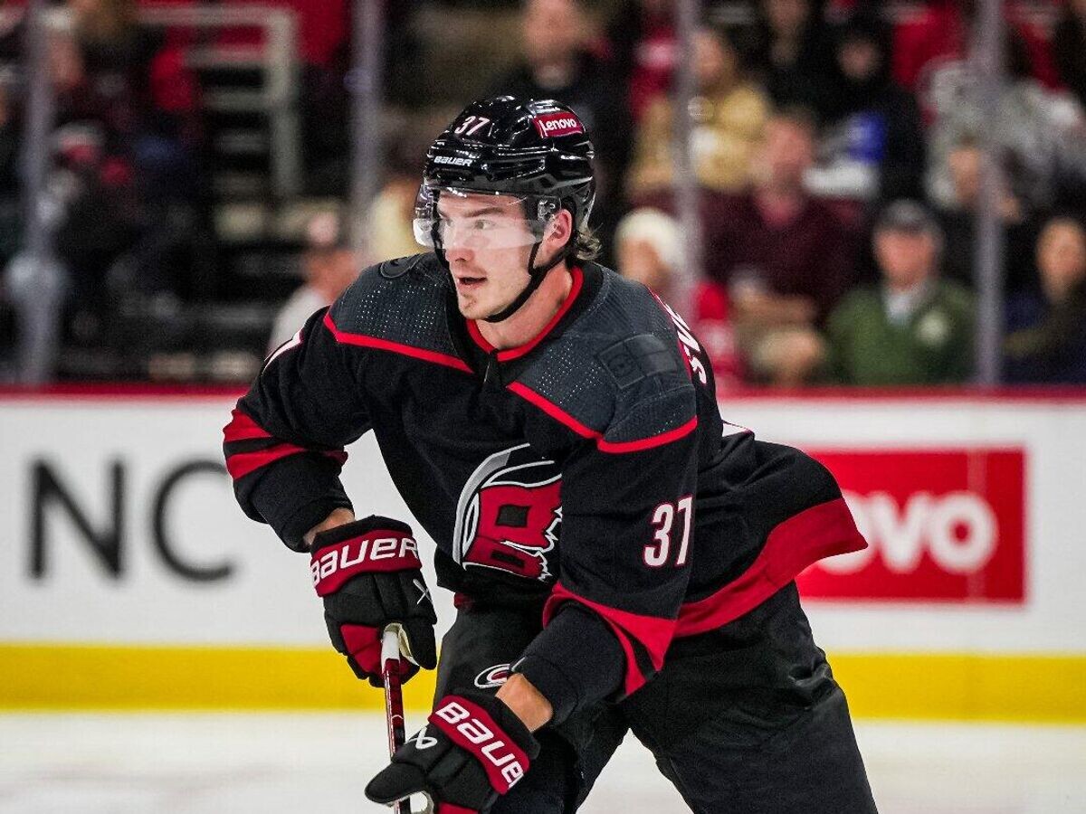    Хоккеист "Каролины Харрикейнз" Андрей Свечников | © Фото : twitter.com/canes