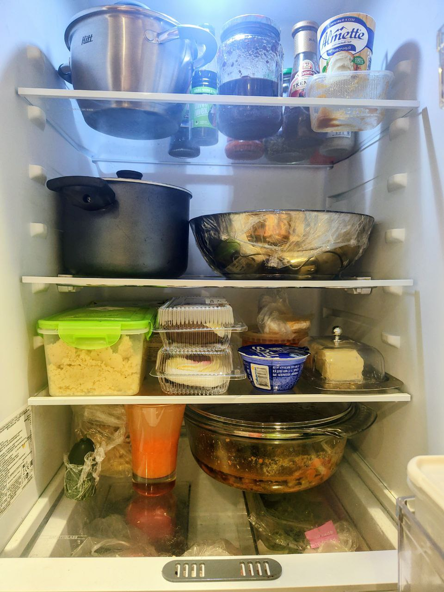 Наполненный холодильник вызывает чувство удовлетворения. Хватит и нам, и заглянувшим на огонёк гостям. Фото автора