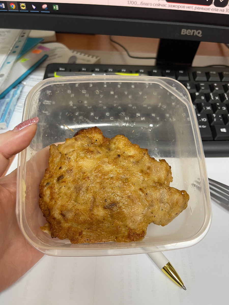 в этих котлетах для склейки и сочности явно используется крахмал. Но очень вкусные! Я даже забыла сфотографировать салат из капусты. 