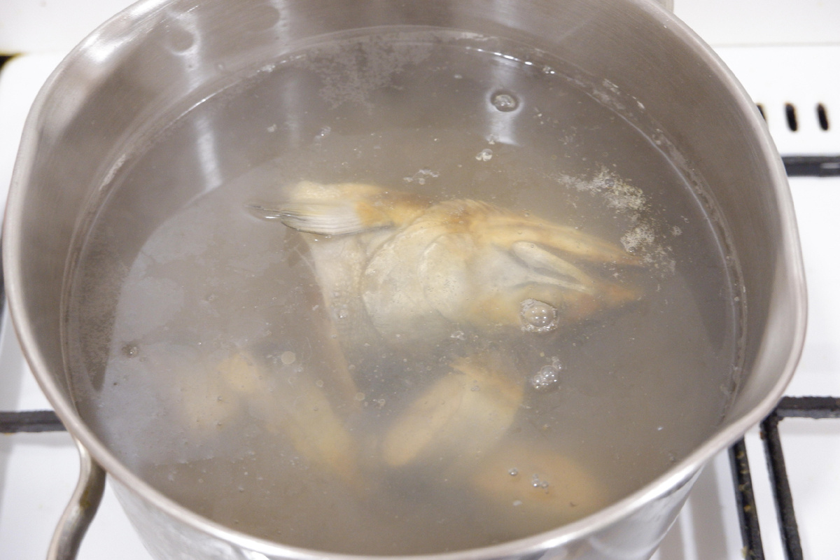 Уха с горбушей. Шаг 2. Фото: канал Три рецепта.
