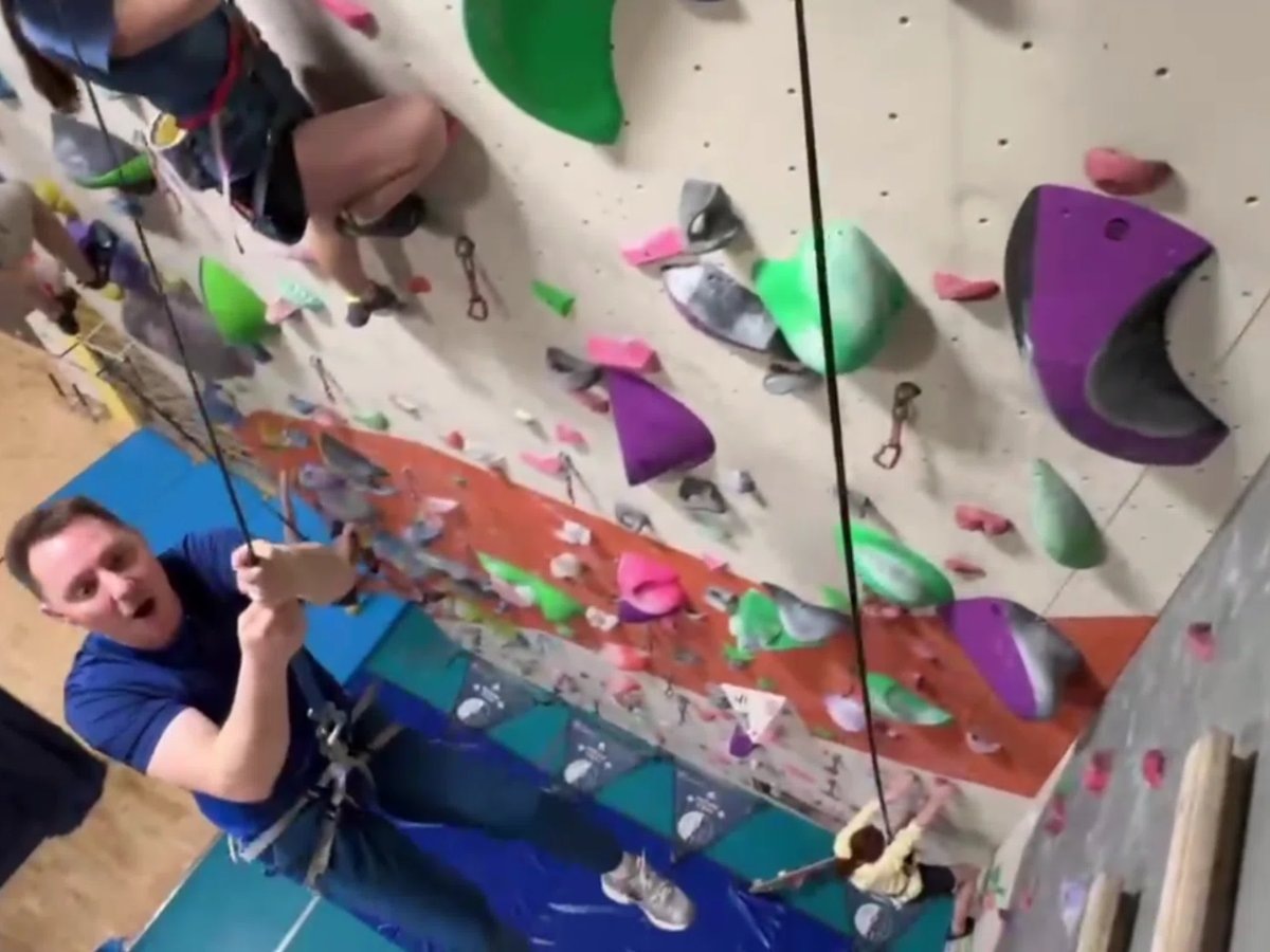    Мэр Губкинского Бандурко покоряет скалодром