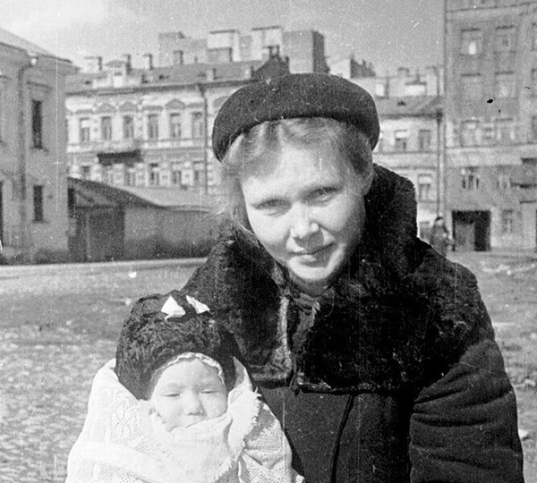 "Из восьми человек выжили трое". История малышки, пережившей блокаду в два года. "Когда наступала ночь, как табуны, гоняли крысы..."