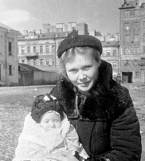 Жительница блокадного Ленинграда с ребенком