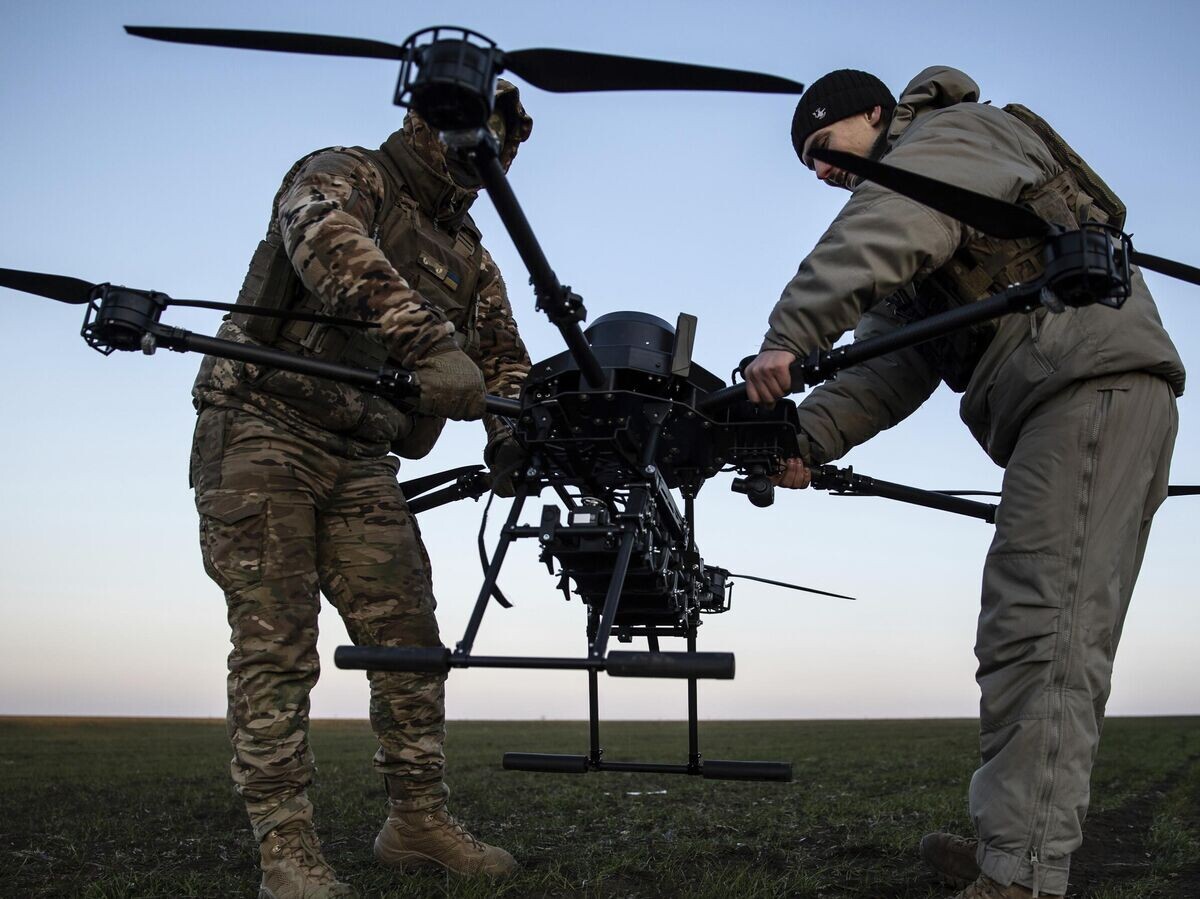    Украинские военнослужащие готовятся к запуску беспилотника "Баба-яга" | © AP Photo / Roman Chop