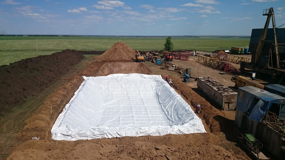 Герметизация амбара перед началом бурения. Снимок взят из https://proftent18.ru/production/karkasno-tentovye-promyshlennye-konstrukcii/tentovye-vkladyshi-dlja-neftjanyh-ambarov-i-bassejnov