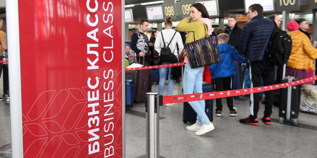 Испанка в России: Как сразу узнать Россиян в любом аэропорту? | Первым идет бизнес-класс