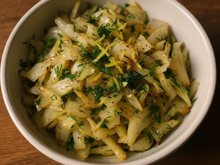 Салат из жареной капусты с чесноком, укропом и лимонной цедрой