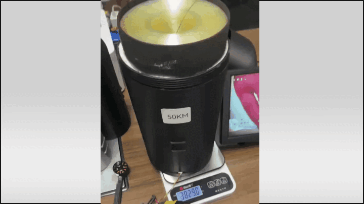    С лета 2025 года нашим войскам доступны "катушки" с длиной кабеля в 50 км. Проблема в том, что это волокно не очень подходит для прокладки долговременных линий связи. Источник: ТГ-канал "Военная хроника"