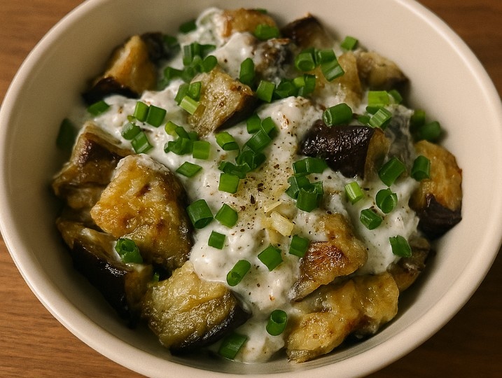 Салат из печёного баклажана, йогурта и зелёного лука