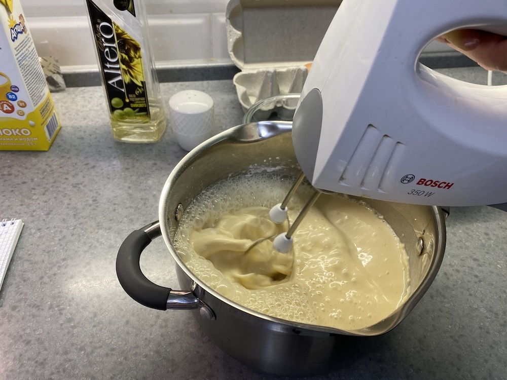 Взбиваем тесто для блинчиков