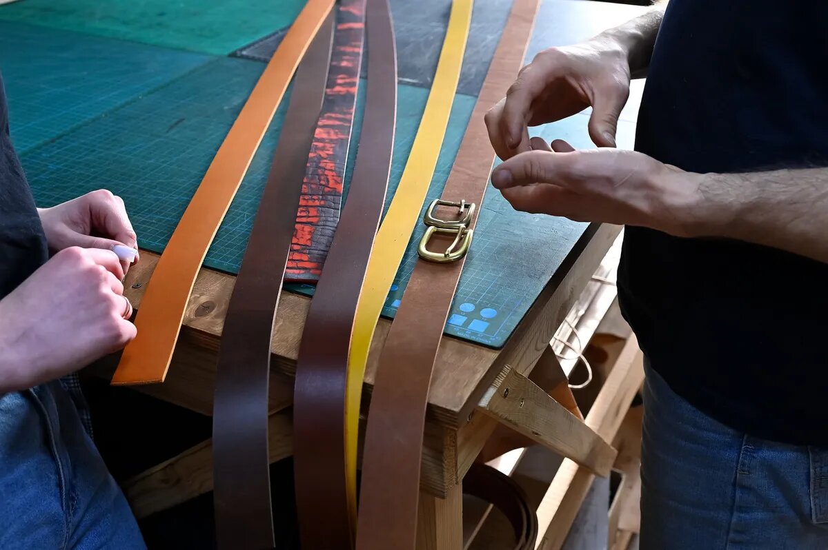 В мастерской представлены заготовки ремней из разных материалов |Фото: Андрей Ткаченко