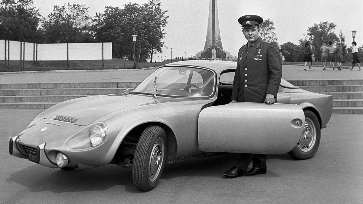 Юрий Гагарин и его Matra Djet. Споры о цвете этого автомобиля не утихают до сих пор
