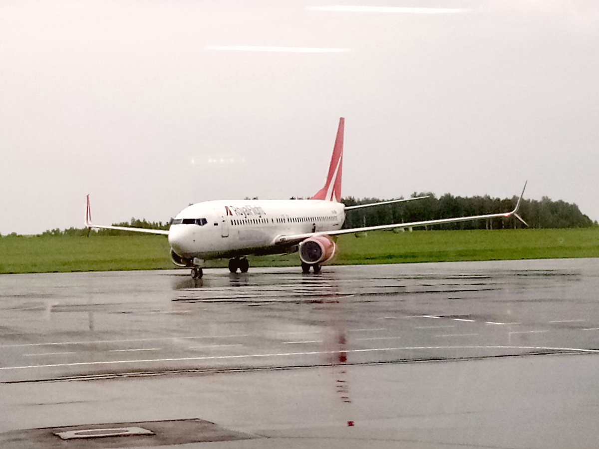 Наш самолёт уже ждёт нас