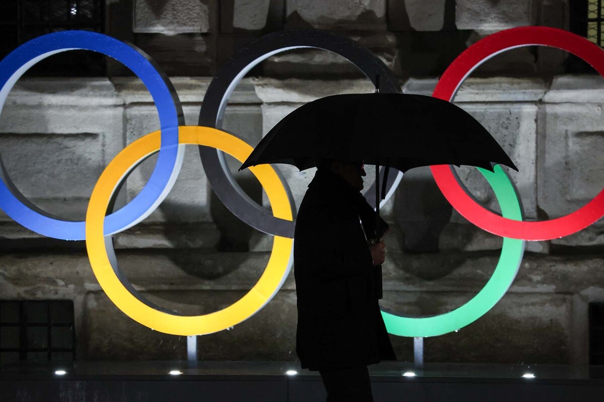  Мужчина у олимпийских колец в Милане. © Петр Ковалев / ТАСС