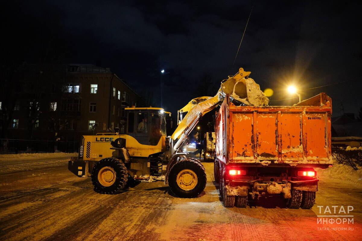 За девять дней – с 27 января, когда начались обильные снегопады, – с улиц города вывезли 222 тыс. тонн снегаФото:Салават Камалетдинов / © «Татар-информ»