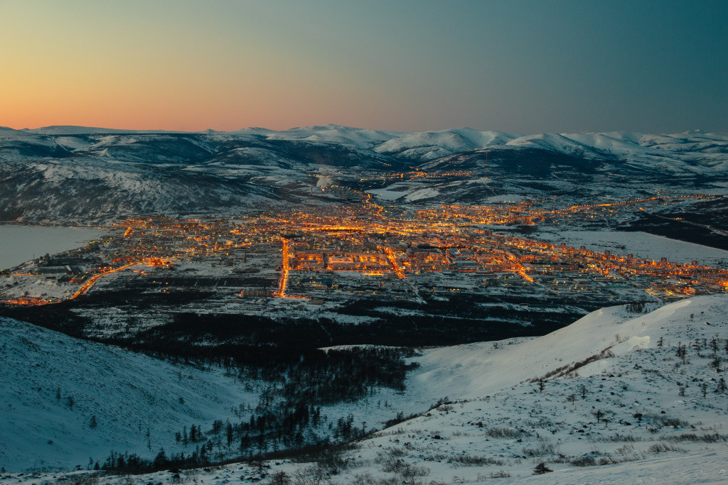  Фото: вид на вечерний Магадан с Марчеканской сопки / Евгений Серов