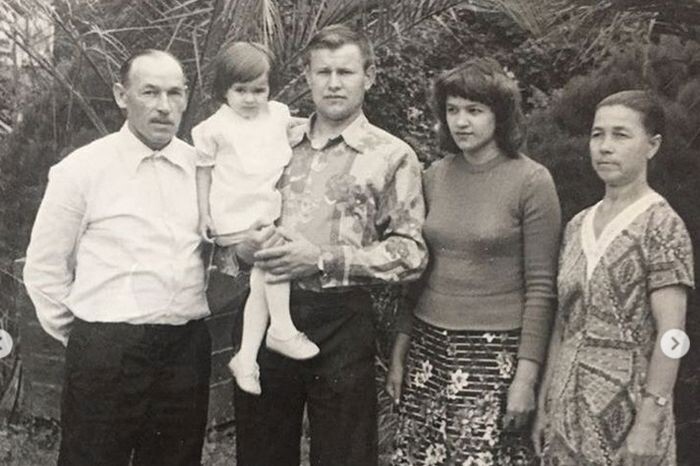 Ирина Круг в детстве с родителями, бабушкой и дедушкой.