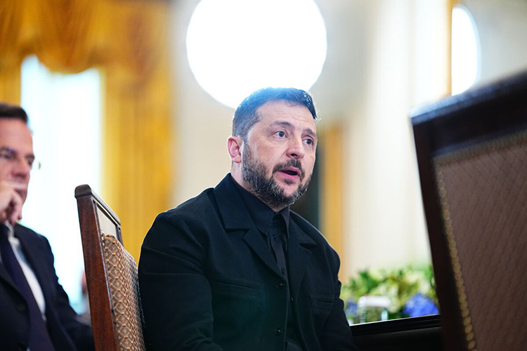    Издание Financial Times (FT) опубликовало статью «Украина согласовывает многоуровневый план по обеспечению режима прекращения огня с Россией».   
Фото: © Aaron Schwartz — Pool via CNP / Keystone Press Agency / www.globallookpress.com