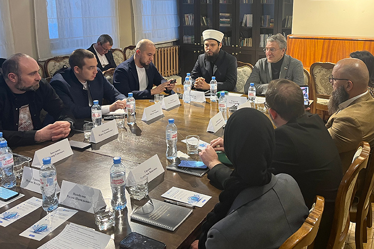    Айрат Фаррахов: «Пять миллионов мусульман живет в Великобритании — и они поменяли все законодательство. Потому что в этом был большой инвестиционный смысл».   
Фото: Диана Авакян