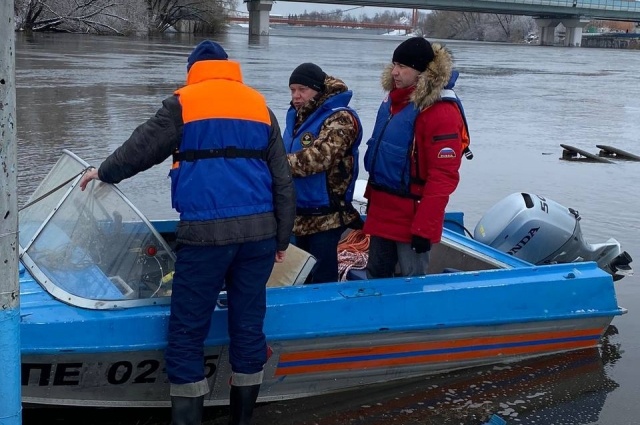    Александру Басенко пришлось следить, чтобы весной 2023-го Сура не вышла из берегов. Фото: Администрация Пензы