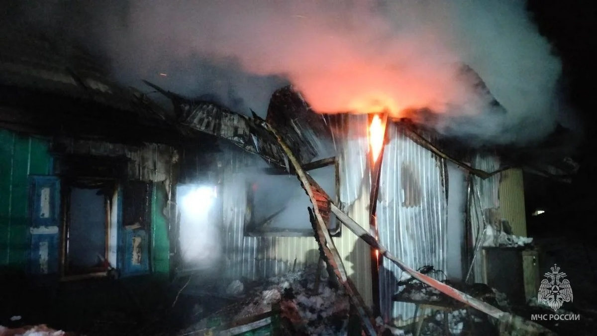    Младшая разбудила маму: в Башкирии ночью сгорел дом многодетной семьи
