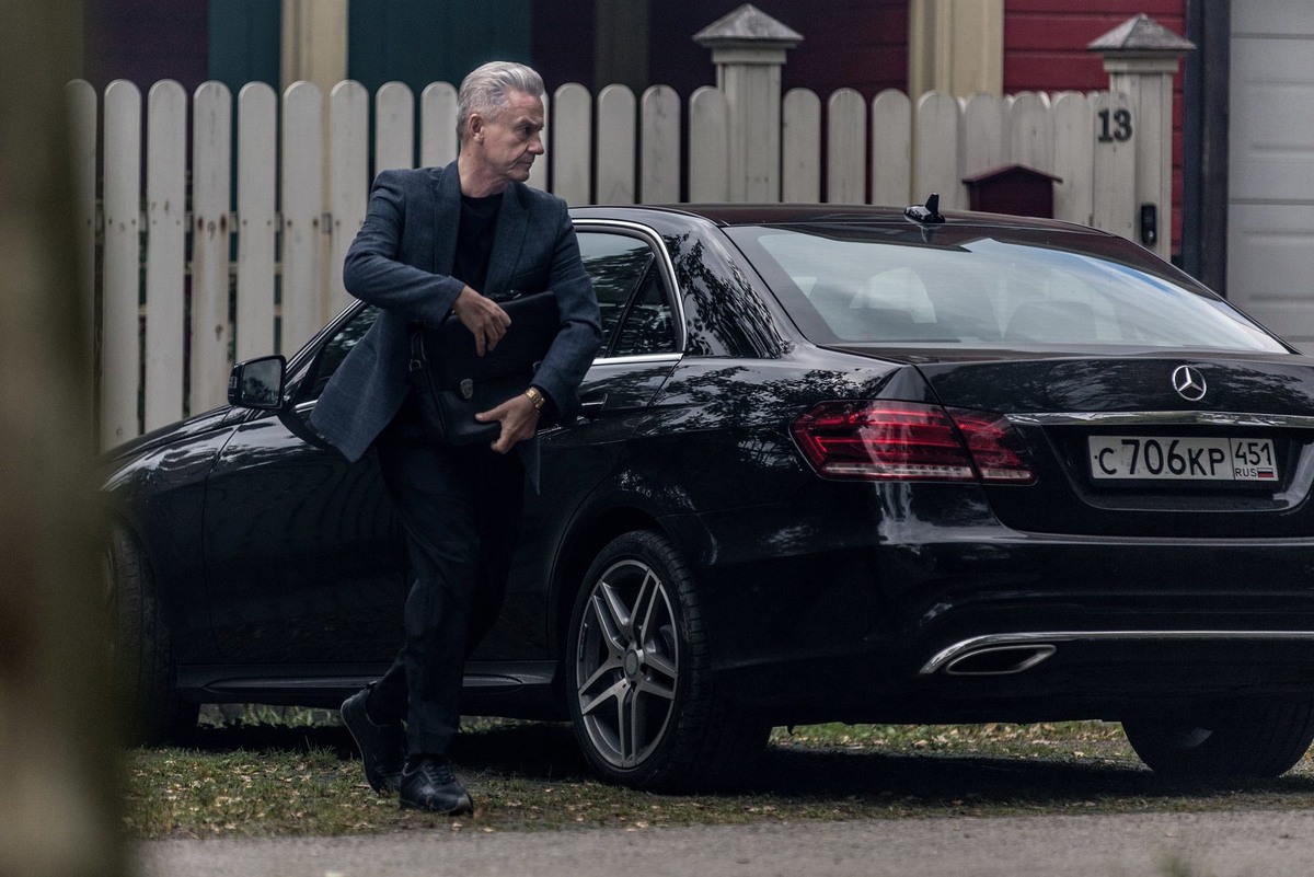 Не на "Ладе Весте" же ему передвигаться. Фото из фильма "Ваша честь". Фото Яндекс.Картинки. 