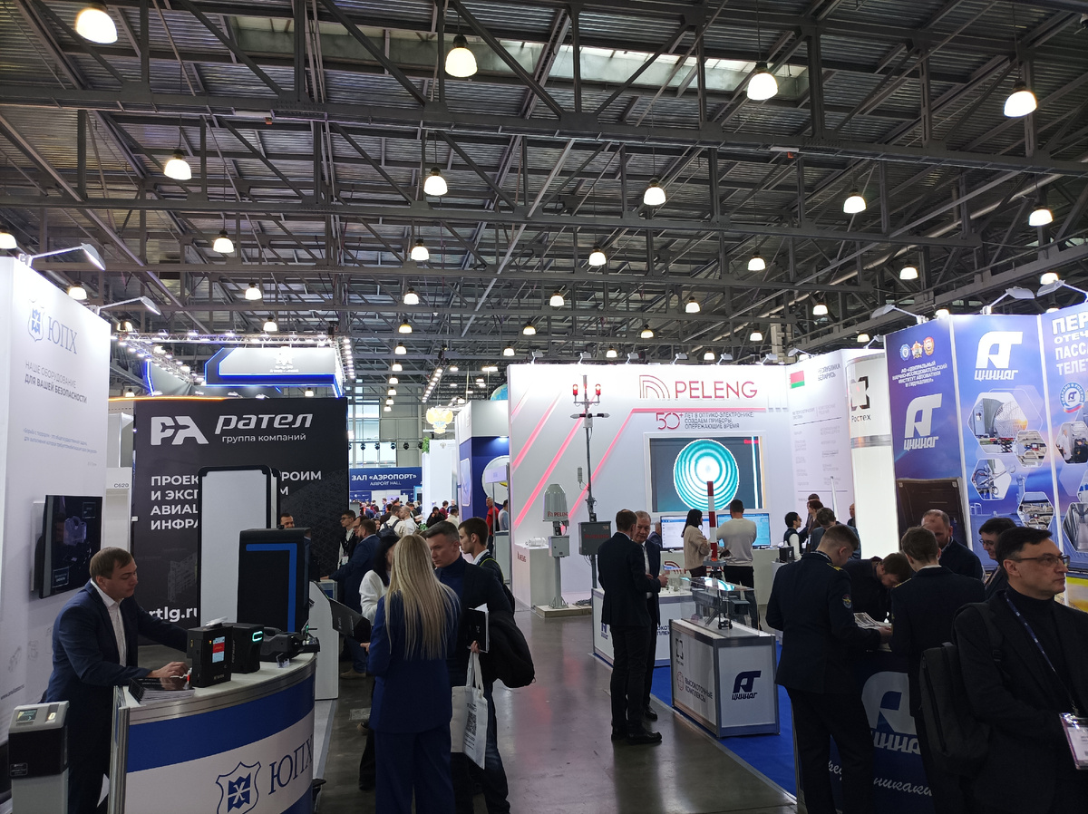 Было много всякой радиосвязи для авиа инфраструктуры